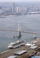 横浜港に停泊するクルーズ船「ダイヤモンド・プリンセス」=22日午後1時5分(共同通信社ヘリから)